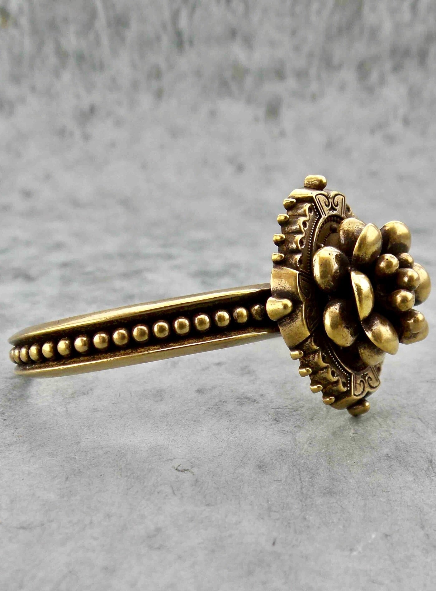 ORBS MEDALLION CUFF ⫸ FLOWERED