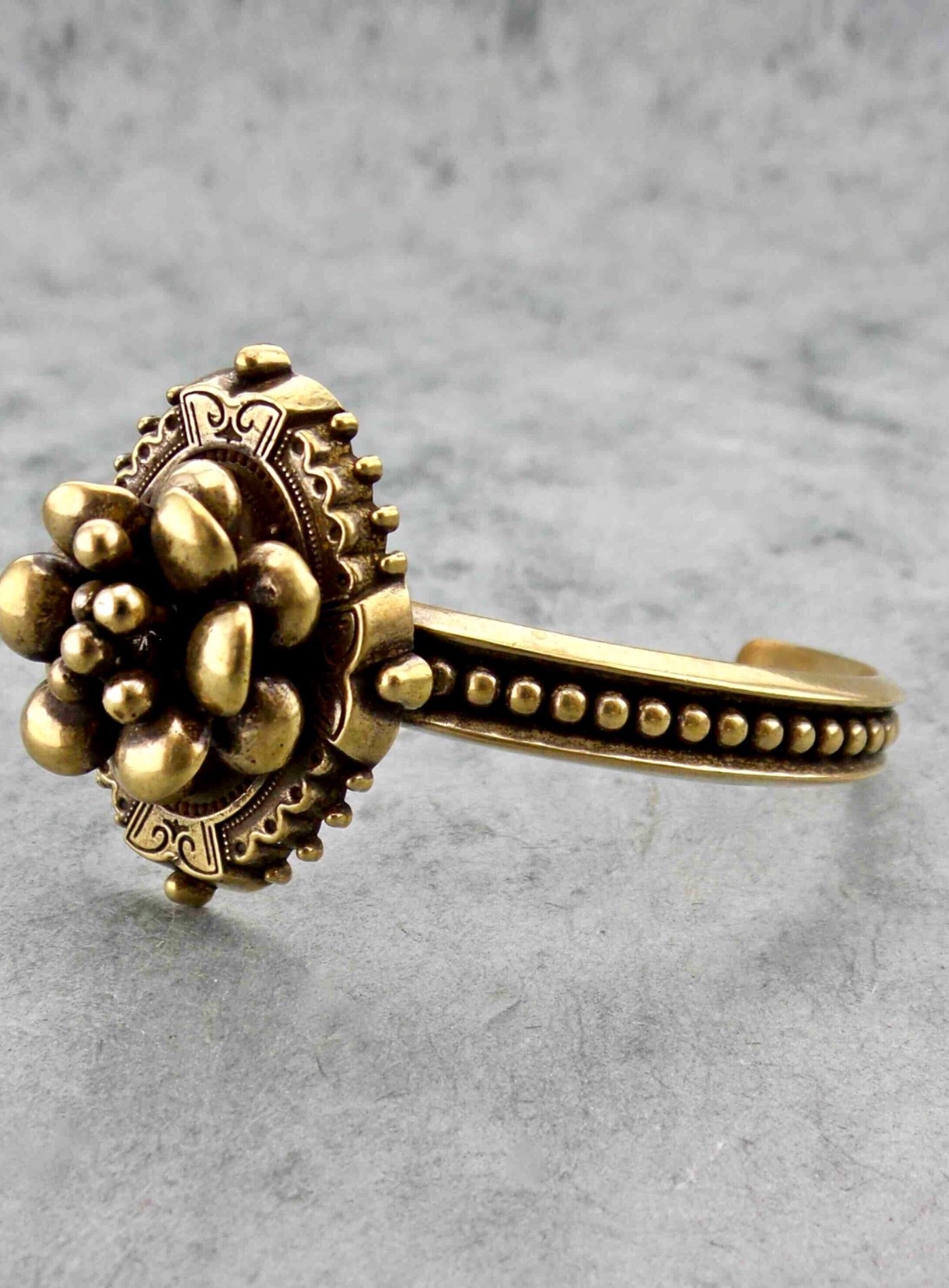 ORBS MEDALLION CUFF ⫸ FLOWERED