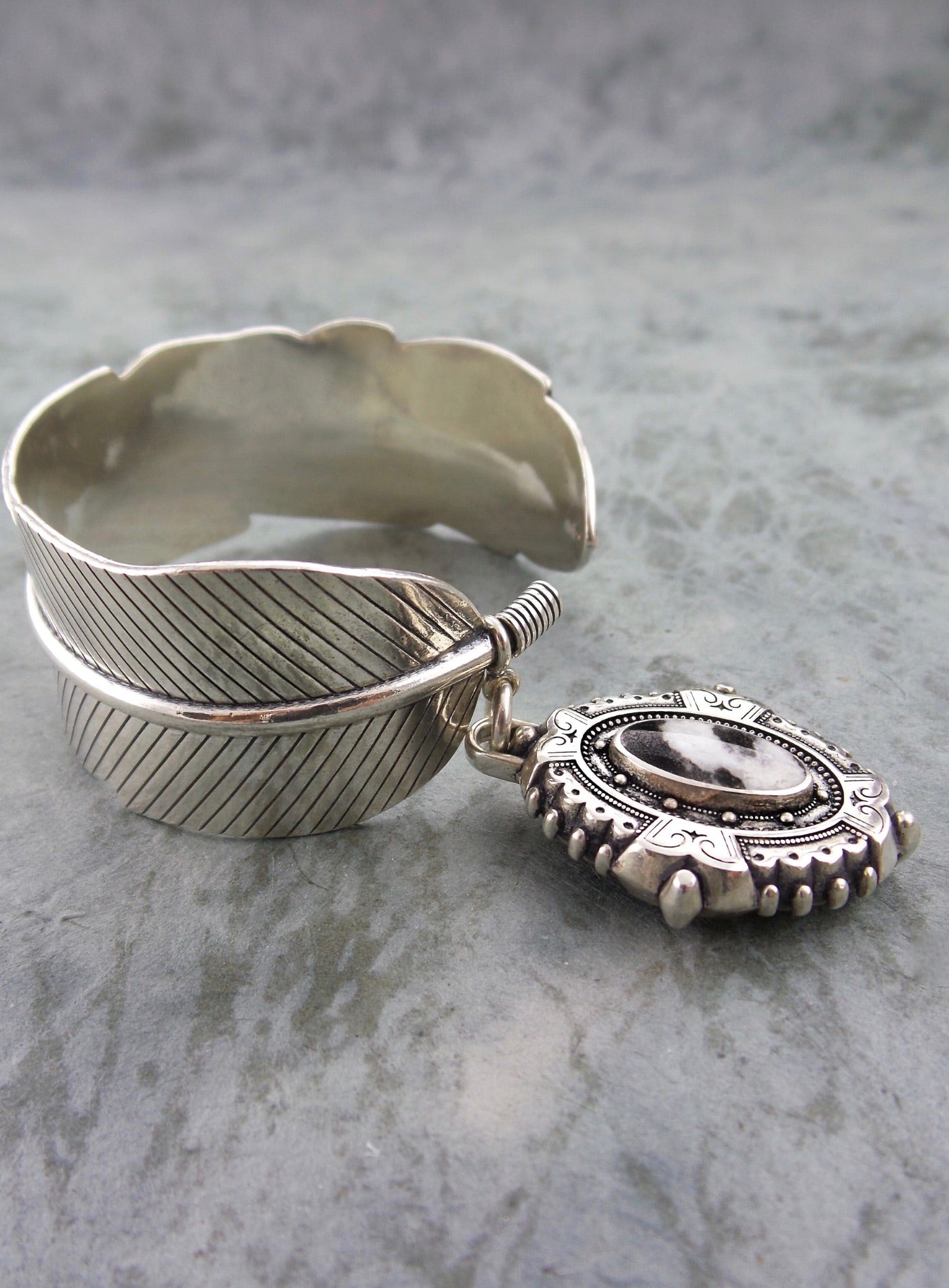 FEATHER BOUND ⫸ CUFF