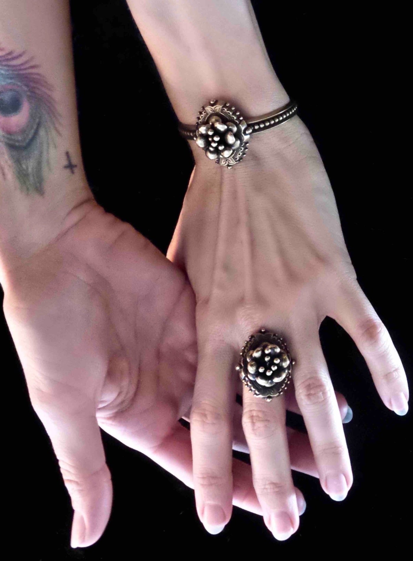 ORBS MEDALLION CUFF ⫸ FLOWERED