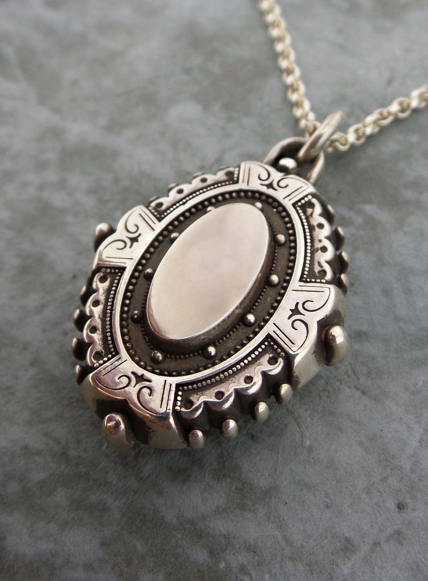 MEDALLION ⫸ STONE & SIGNET NECKLACE