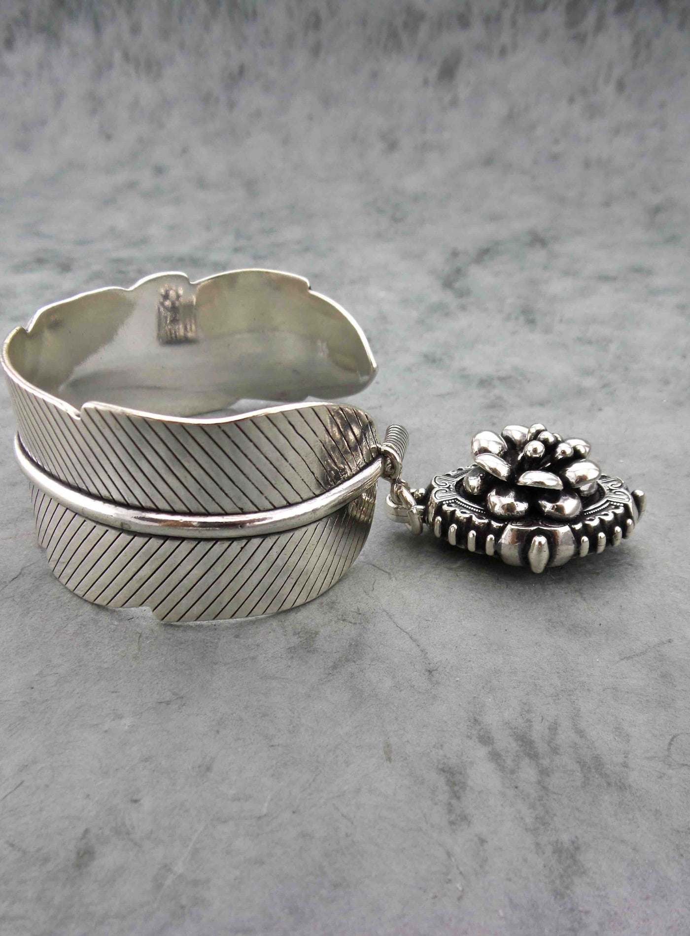 FEATHER BOUND ⫸ CUFF