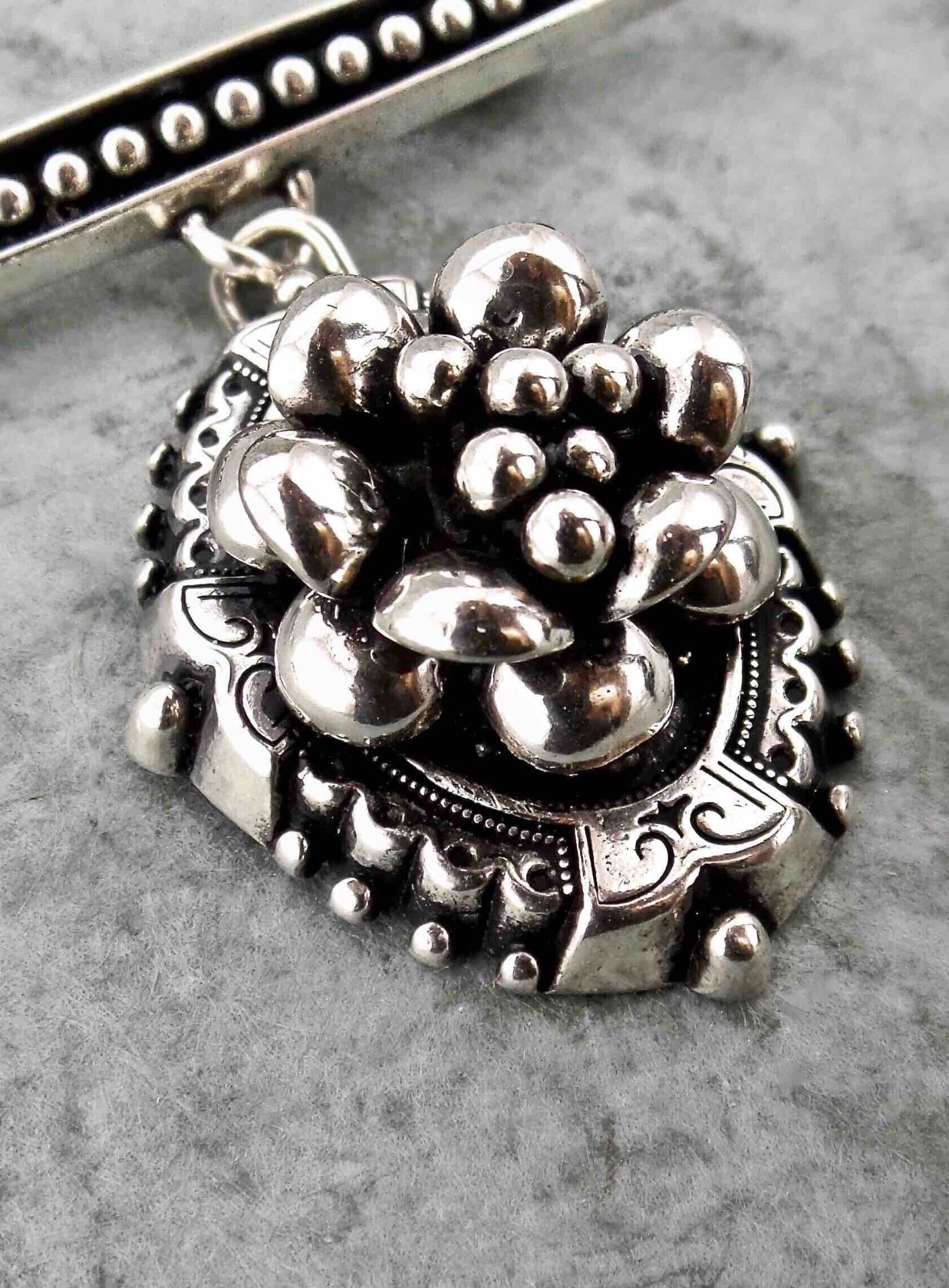 ORBS MEDALLION PIN ⫸ FLOWERED